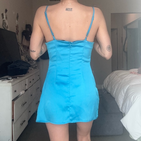 THE DRESS IS LARGE ON ME THATS WHY IT HANGS IN THE BACK. Never worn - Picture 2 of 7